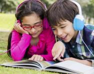 children_listening_to_an_audiobook